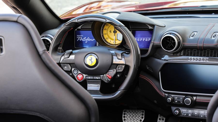Детали интерьера Ferrari Portofino 2017 года  (фото 77 из 115)